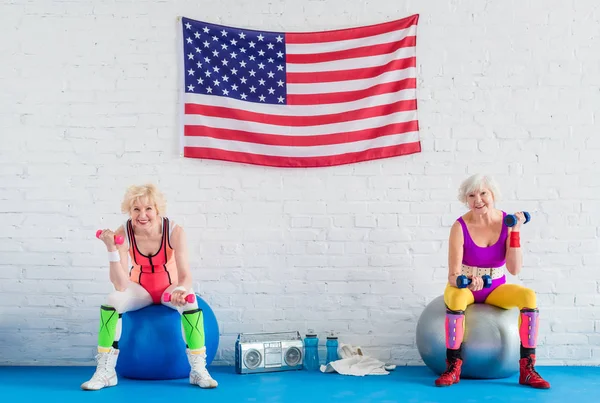 Sportovní Seniorské Žen Cvičení Činkami Usmívá Kameru Zatímco Sedí Fitness — Stock fotografie