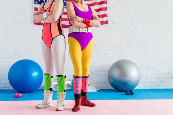 kırpılan atış bize yakın çapraz kollu spor salonunda bayrak sportif üst düzey kadının...