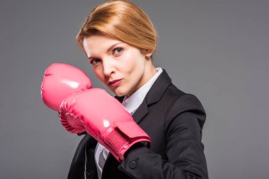 pembe boks eldivenleri, gri izole poz ciddi iş kadını portresi