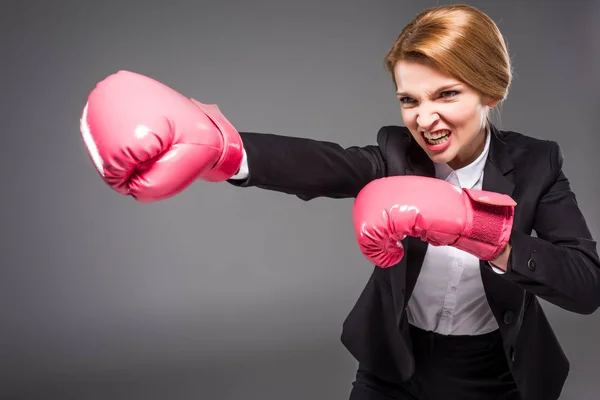 Femme Affaires Colère Gants Boxe Roses Isolée Sur Gris — Photo