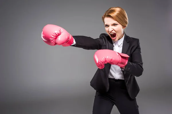 Агресивна Бізнес Леді Кричить Рожевих Боксерських Рукавичках Ізольована Сірому — стокове фото
