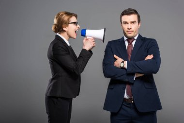 işadamı, gri, feminizm kavramı izole bağırıyor megafon ile agresif iş kadını