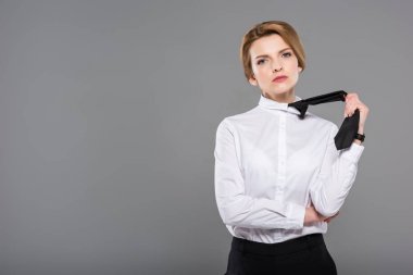 güzel ciddi iş kadını kravat, gri izole