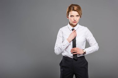 beyaz gömlek ve kravat, gri izole emin iş kadını