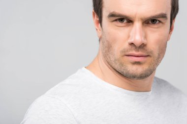 gri izole kamera, bakarak yakışıklı kendine güvenen adam portresi 