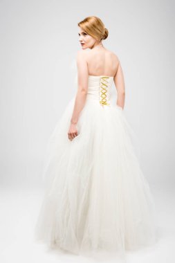 arkadan gelin beyaz gelinlik, gri izole görünüşü