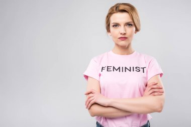 pembe feminist kendine güvenen kadın çapraz kollu t-shirt gri izole