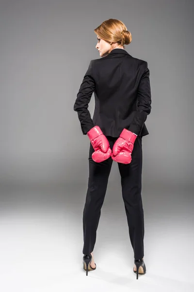 Вид Сзади Бизнесвумен Позирует Костюме Розовые Боксерские Перчатки Изолированные Сером — Бесплатное стоковое фото