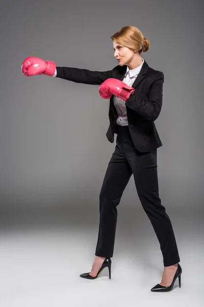 Verkställande Affärskvinna Kostym Och Rosa Boxningshandskar Isolerad Grå — Stockfoto