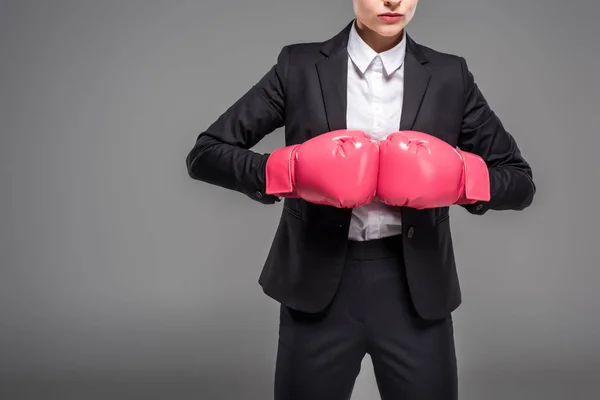 Vista Recortada Una Fuerte Empresaria Posando Guantes Boxeo Aislada Gris — Foto de stock gratis