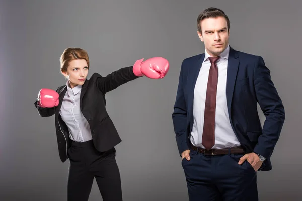 Empresaria Confiada Guantes Boxeo Hombre Negocios Guapo Aislado Gris Concepto — Foto de Stock