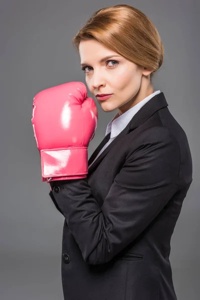 Belle Femme Affaires Costume Gants Boxe Roses Isolée Sur Gris — Photo