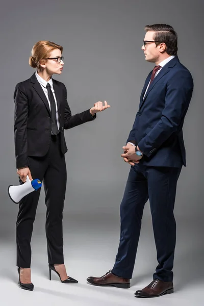 Mulher Negócios Zangada Com Megafone Conversando Com Homem Negócios Isolado — Fotografia de Stock