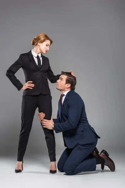 Chefe Sexo Feminino Dominando Sobre Empresário Assustado Isolado Conceito Cinza — Fotografia de Stock Grátis