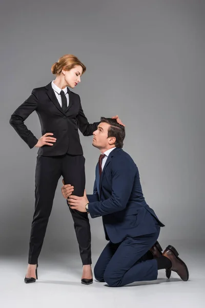 Mujer Jefe Dominando Sobre Asustado Hombre Negocios Aislado Gris Concepto — Foto de stock gratis