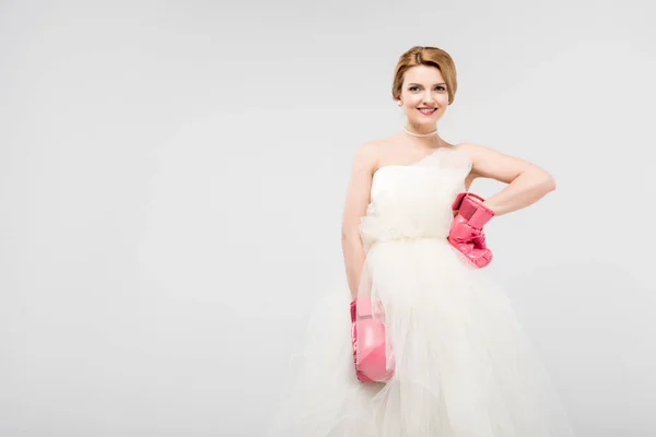 Красивая Невеста Позирует Свадебном Платье Боксерских Перчатках Изолированных Сером Феминизм — Бесплатное стоковое фото