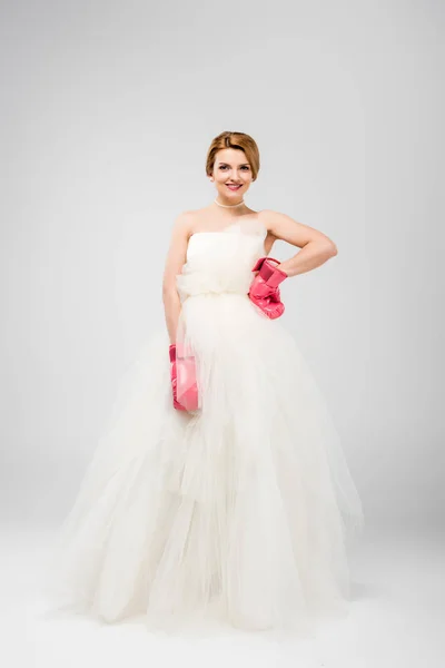 Улыбающаяся Невеста Белом Свадебном Платье Боксёрских Перчатках Изолированная Серого Феминистская — стоковое фото