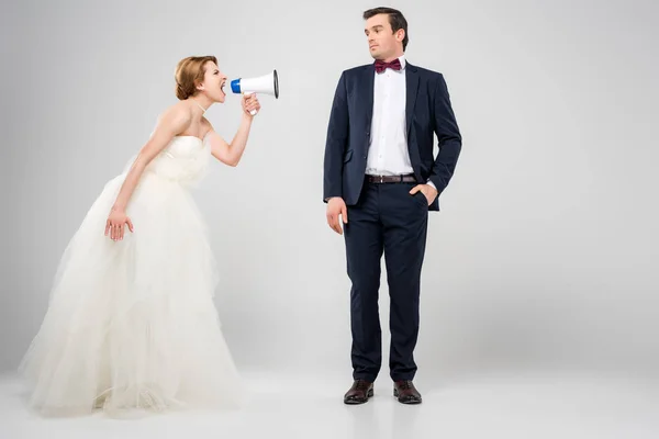 Wütende Braut Mit Megafon Die Den Bräutigam Anbrüllt Isoliert Auf — Stockfoto