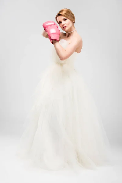 Невеста Белом Свадебном Платье Боксерских Перчатках Изолированные Сером Концепция Феминизма — стоковое фото