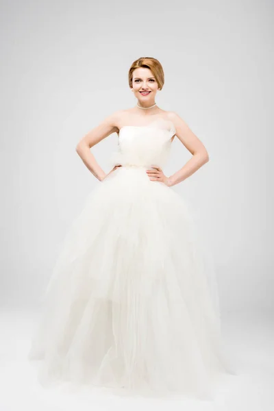 Красивая Невеста Белом Свадебном Платье Изолированные Сером — стоковое фото