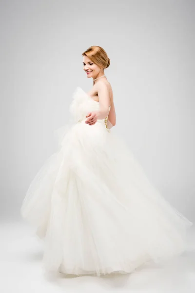 グレーに分離された白いウェディング ドレスの美しい花嫁 — ストック写真