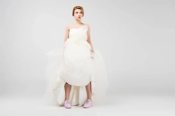 Boldog Menyasszony Fehér Esküvői Ruha Rózsaszín Cipők Elszigetelt Szürke Feminizmus — ingyenes stock fotók