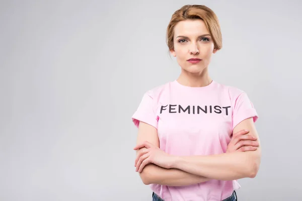 Vertrouwen Vrouw Roze Feministe Shirt Met Gekruiste Armen Geïsoleerd Grijs — Stockfoto