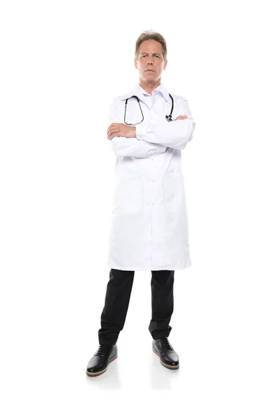 Doctor maduro en bata blanca - foto de stock