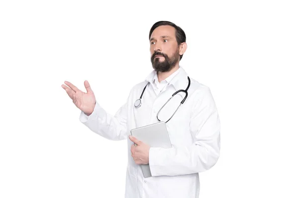 Médico barbudo con estetoscopio - foto de stock