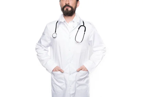 Medico barbuto con stetoscopio — Foto stock