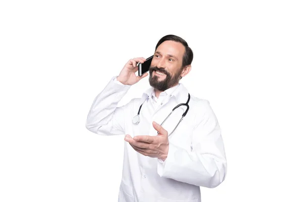 Arzt spricht auf dem Smartphone — Stockfoto