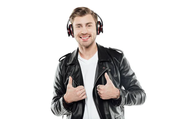 Homme écoutant de la musique dans les écouteurs — Photo de stock