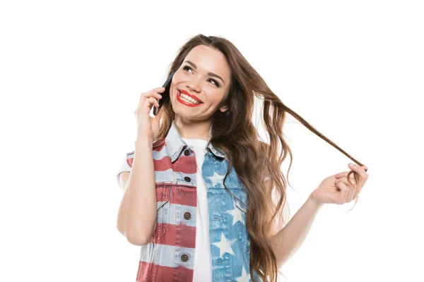 Sorridente giovane donna che parla su smartphone — Foto stock