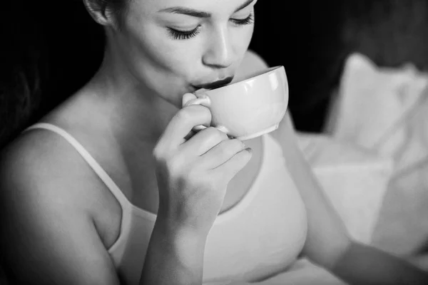 Donna che prende il caffè a letto — Foto stock