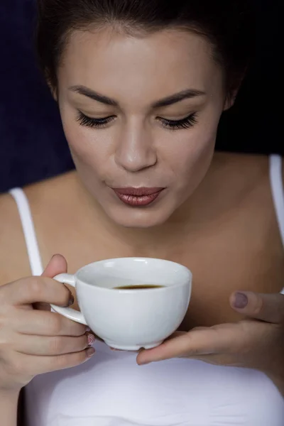 Donna che prende il caffè a letto — Foto stock