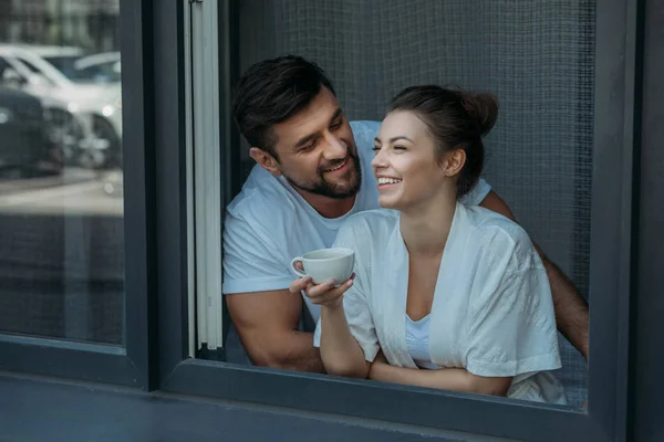 Couple conversing and having coffee — Stock Photo