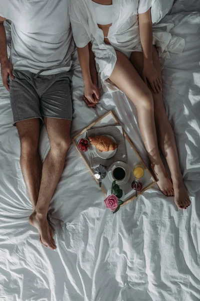 Couple having breakfast in bed — Stock Photo