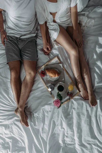 Couple prenant le petit déjeuner au lit — Photo de stock