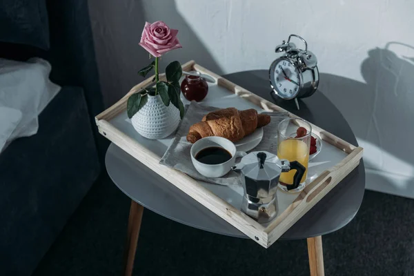 Bandeja com café da manhã na mesa — Fotografia de Stock