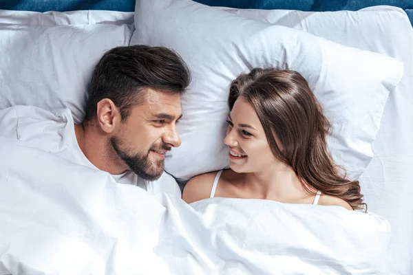 Couple aimant au lit — Photo de stock