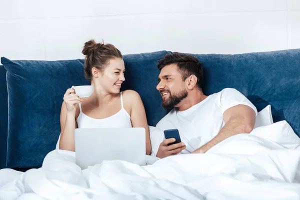 Woman using laptop with boyfriend — Stock Photo