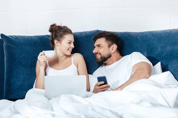 Mujer usando el ordenador portátil con novio - foto de stock