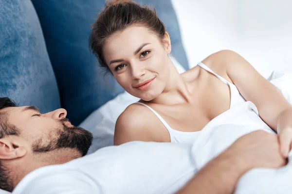 Pareja amorosa en la cama - foto de stock