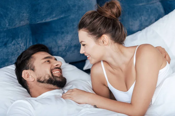 Liebendes Paar umarmt sich im Bett — Stockfoto