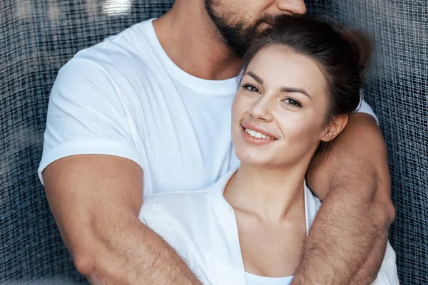 Jeune couple aimant câlin — Photo de stock