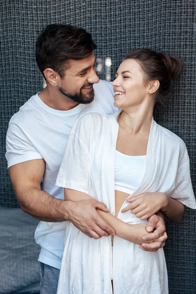 Jovem casal amoroso abraço — Fotografia de Stock