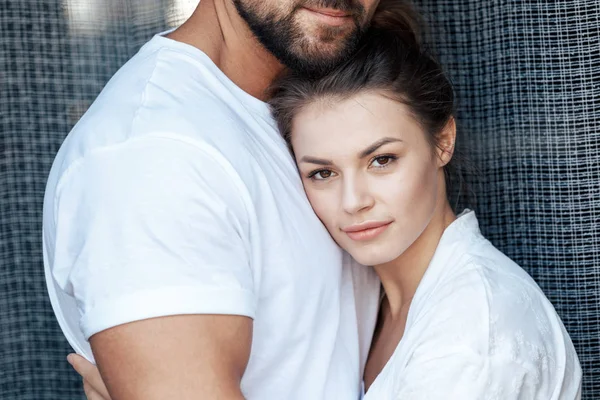 Jeune couple aimant câlin — Photo de stock