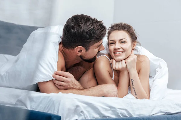 Glückliches Paar unter Decke — Stockfoto