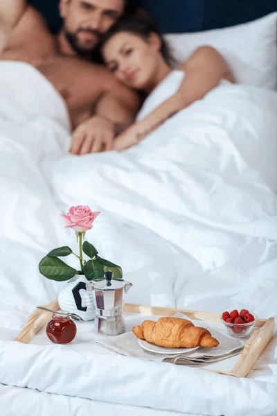Petit déjeuner romantique sur plateau au lit — Photo de stock