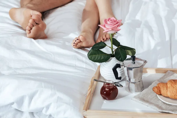 Desayuno romántico en bandeja en la cama - foto de stock